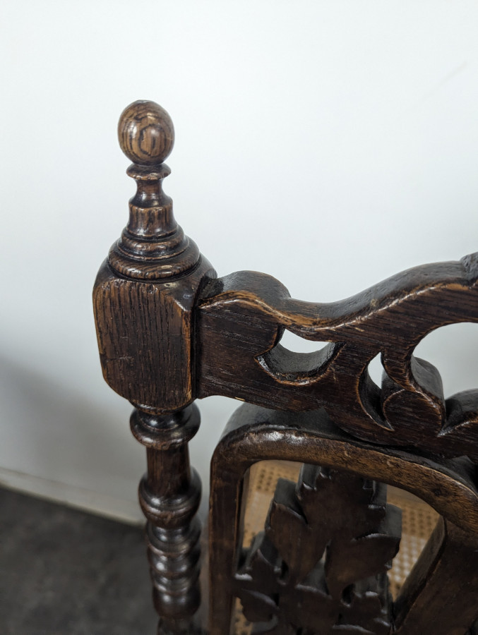 Série de 6 chaises Henri II en chêne sculpté ajouré assise cannée