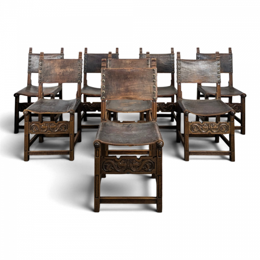Série de 8 chaises de style gothique en chêne et cuir clouté