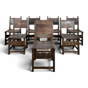 Série de 8 chaises de style gothique en chêne et cuir clouté