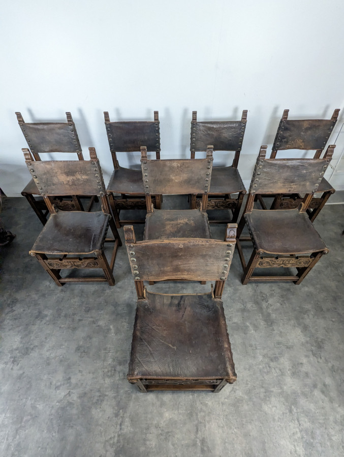 Série de 8 chaises de style gothique en chêne et cuir clouté