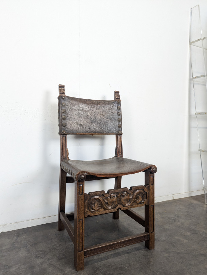 Série de 8 chaises de style gothique en chêne et cuir clouté