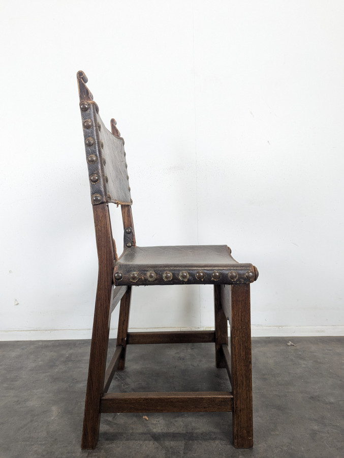 Série de 8 chaises de style gothique en chêne et cuir clouté