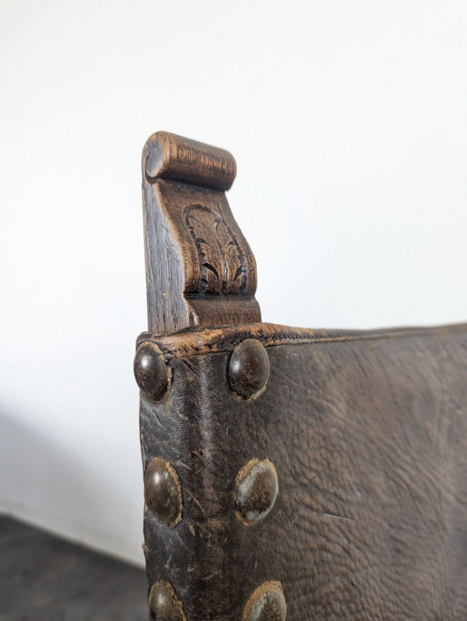 Série de 8 chaises de style gothique en chêne et cuir clouté