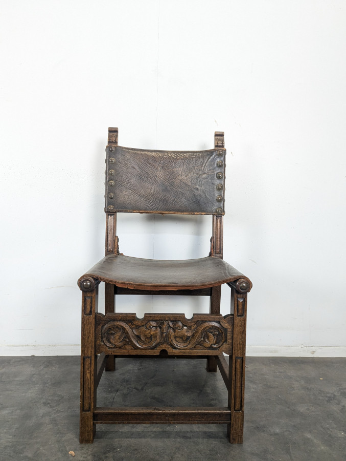Série de 8 chaises de style gothique en chêne et cuir clouté