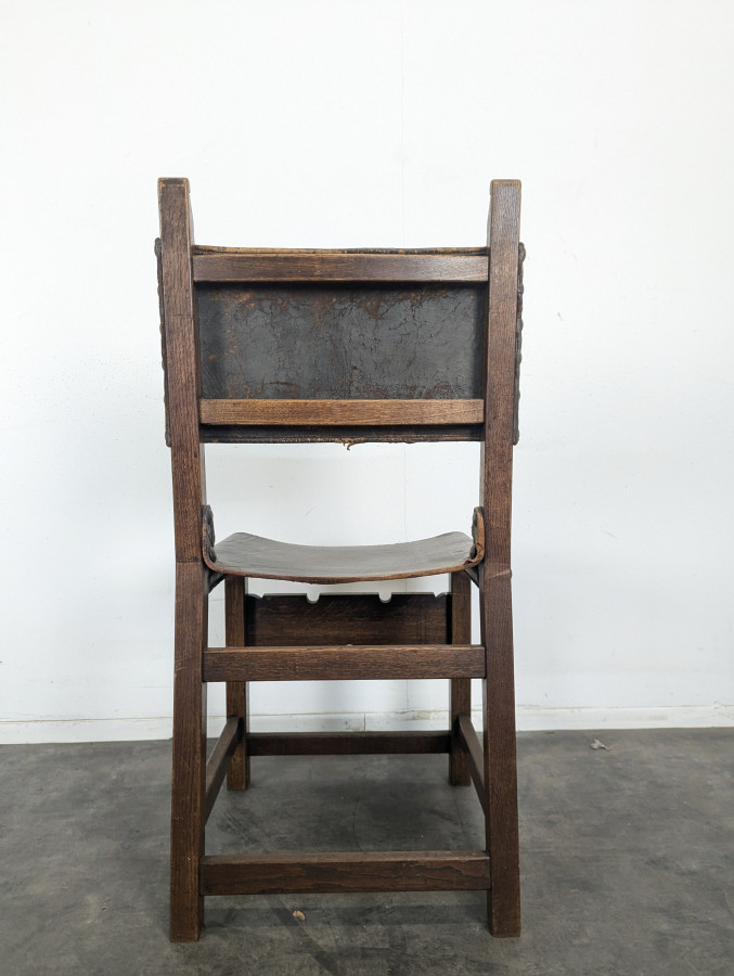 Série de 8 chaises de style gothique en chêne et cuir clouté