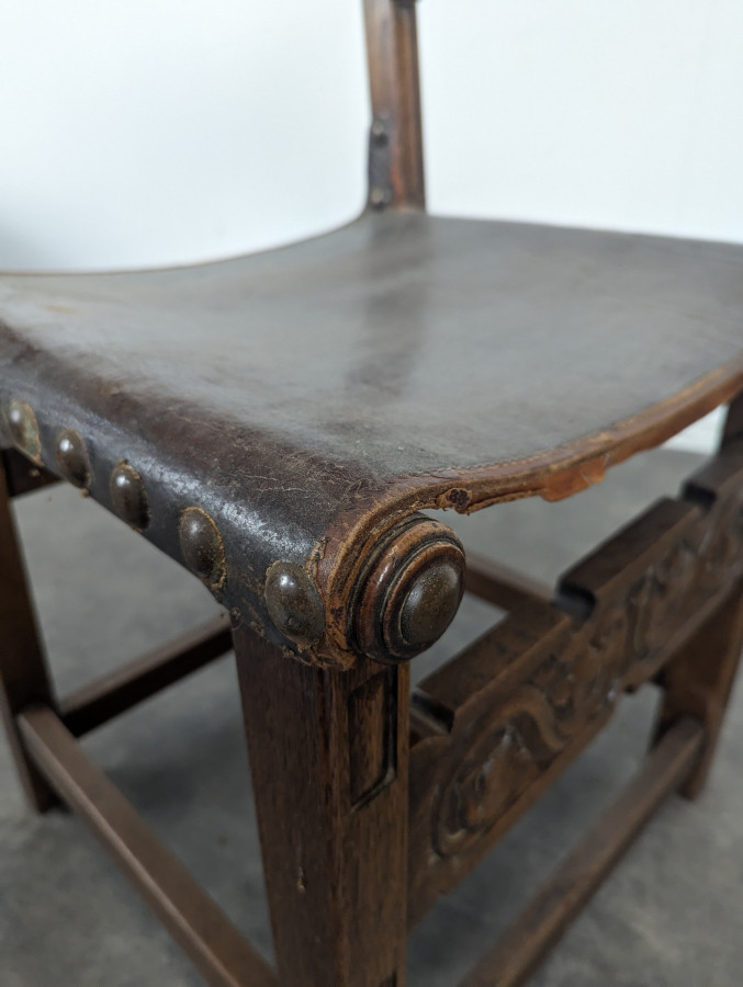 Série de 8 chaises de style gothique en chêne et cuir clouté