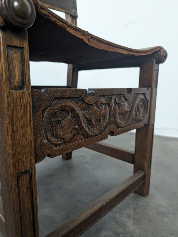 Série de 8 chaises de style gothique en chêne et cuir clouté