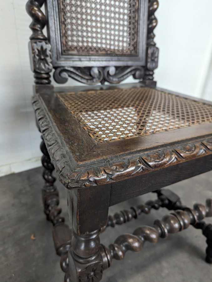 Paire de chaises Louis XIII en chêne torsadé cannées