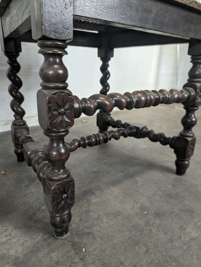 Paire de chaises Louis XIII en chêne torsadé cannées