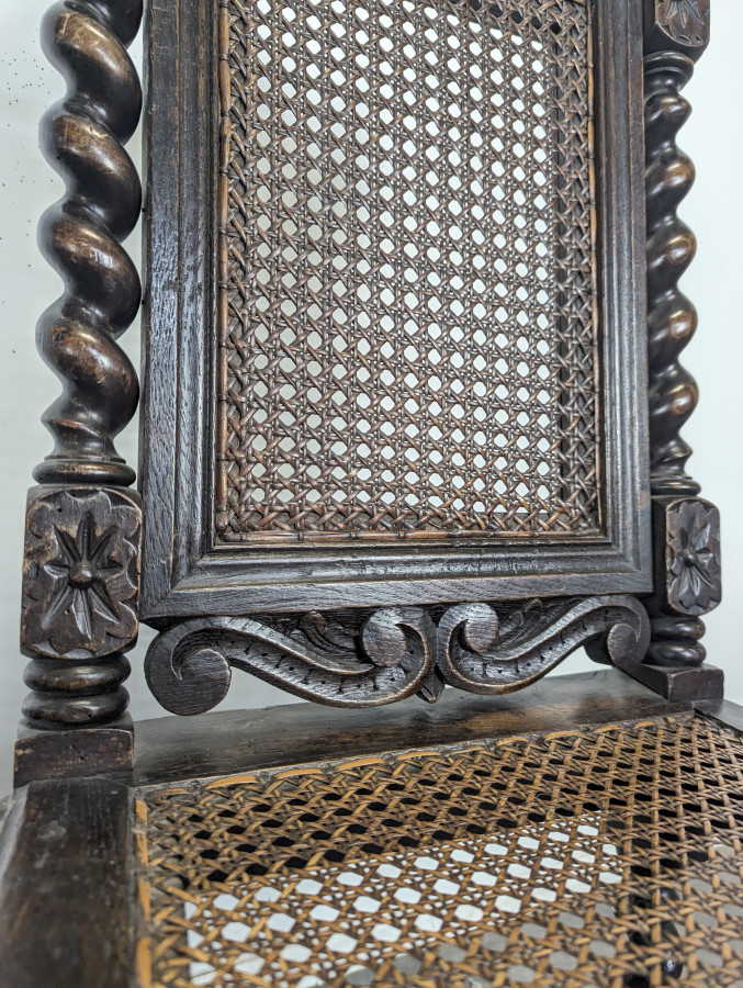 Paire de chaises Louis XIII en chêne torsadé cannées