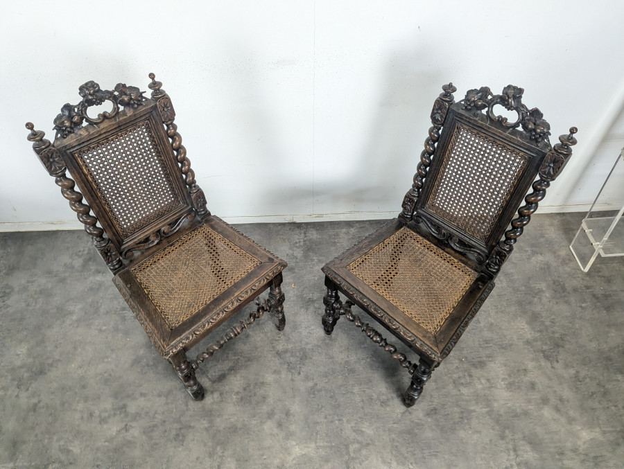 Paire de chaises Louis XIII en chêne torsadé cannées