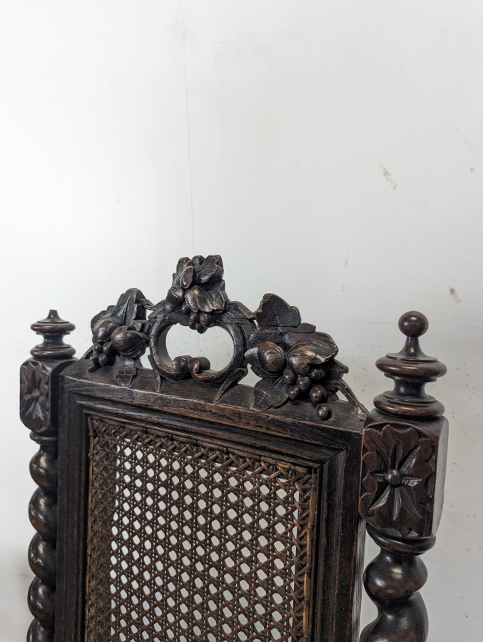 Paire de chaises Louis XIII en chêne torsadé cannées