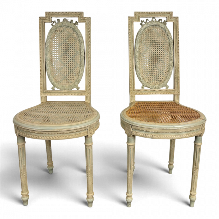 Paire de chaises de style Louis XVI laquées et cannées
