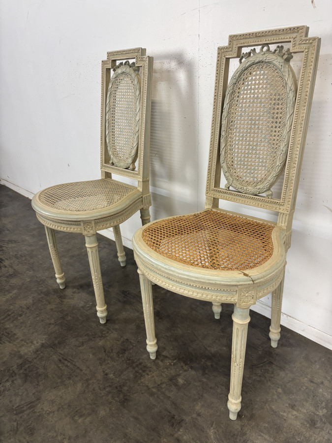 Paire de chaises de style Louis XVI laquées et cannées