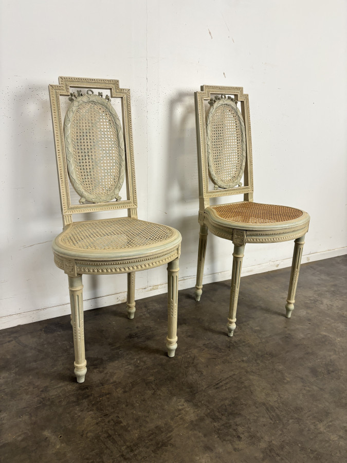 Paire de chaises de style Louis XVI laquées et cannées