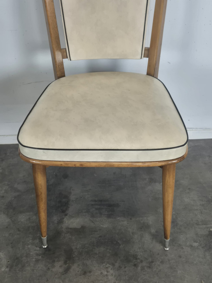 Série de 6 chaises années 50 à haut dossier, garniture skaï crème