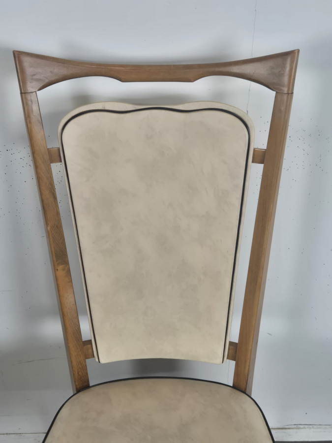Série de 6 chaises années 50 à haut dossier, garniture skaï crème