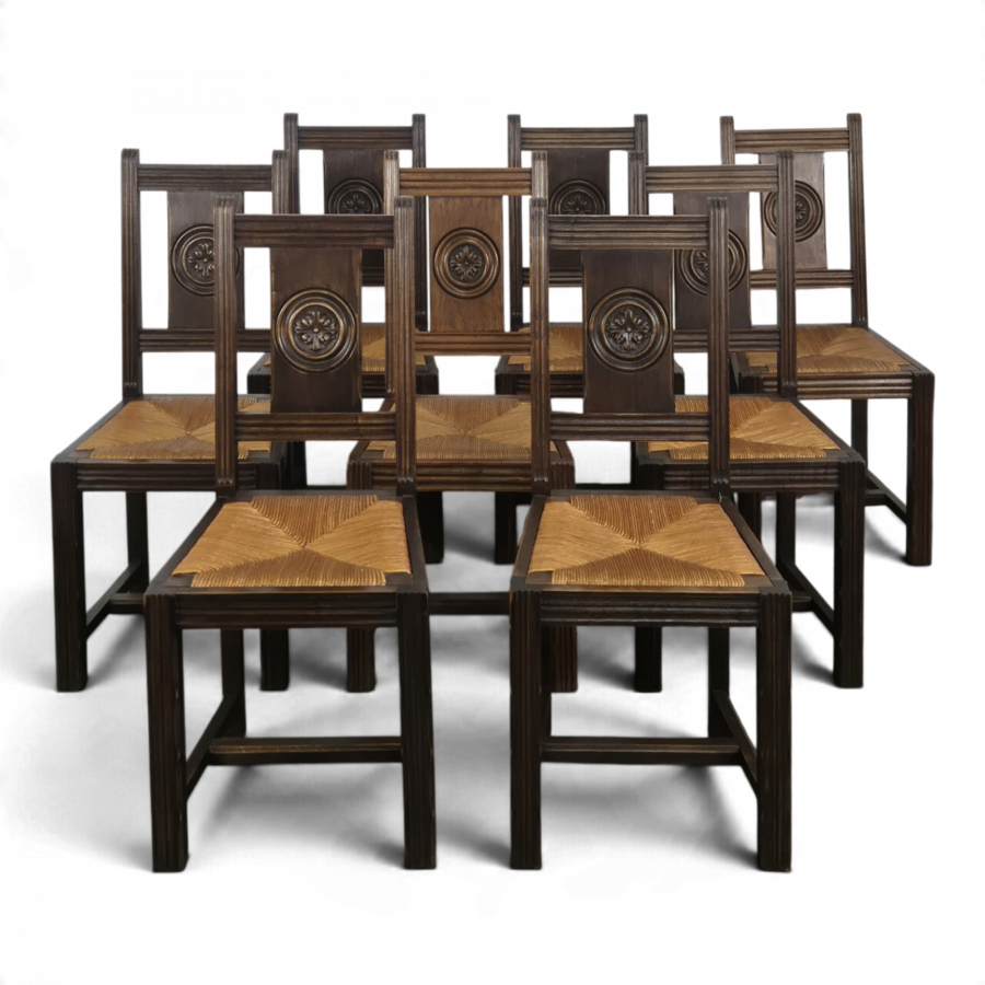 Série de 8 chaises paillées à dossier sculpté d'une rosace