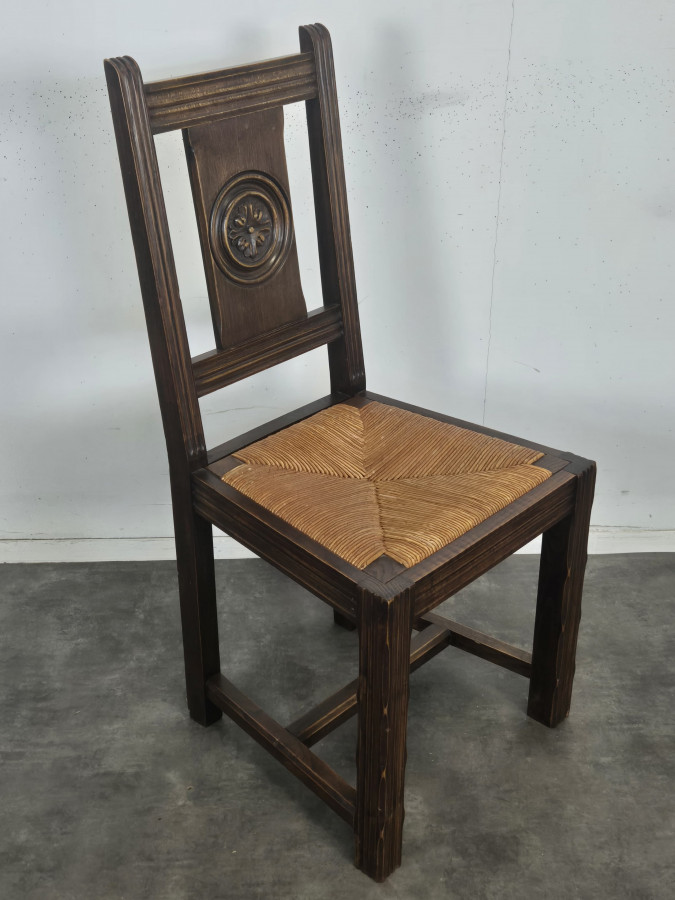 Série de 8 chaises paillées à dossier sculpté d'une rosace