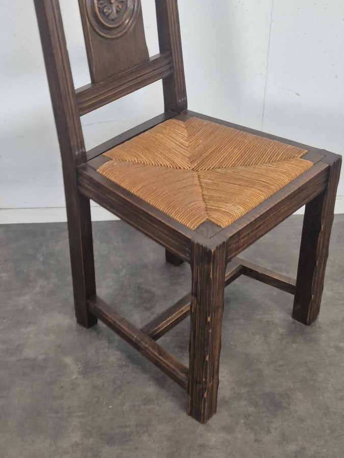 Série de 8 chaises paillées à dossier sculpté d'une rosace