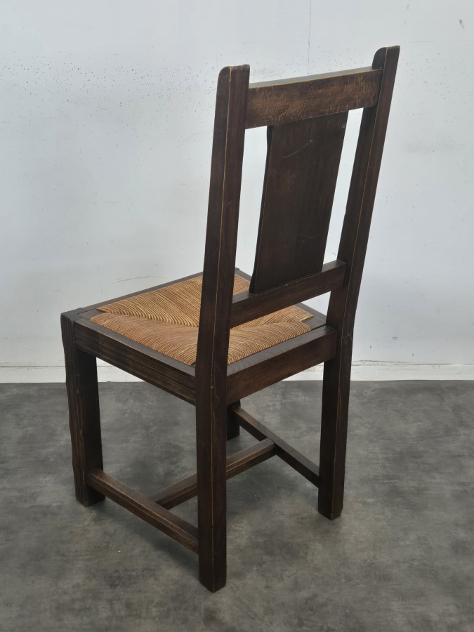 Série de 8 chaises paillées à dossier sculpté d'une rosace