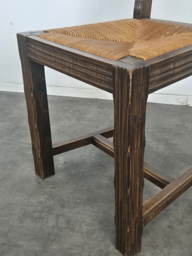 Série de 8 chaises paillées à dossier sculpté d'une rosace