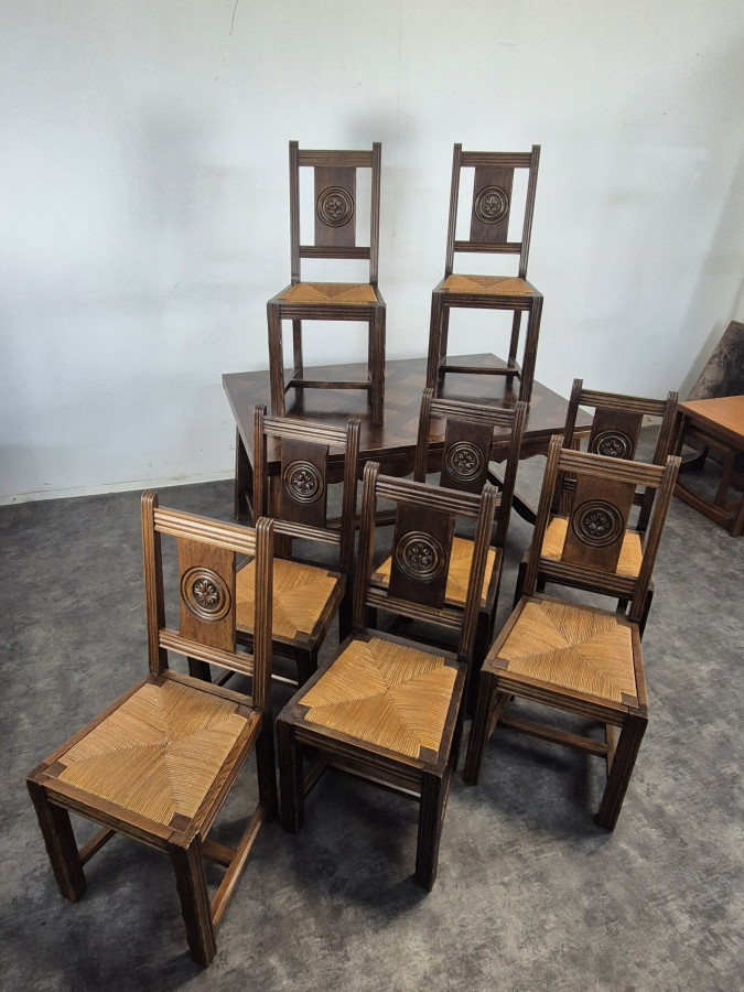 Série de 8 chaises paillées à dossier sculpté d'une rosace