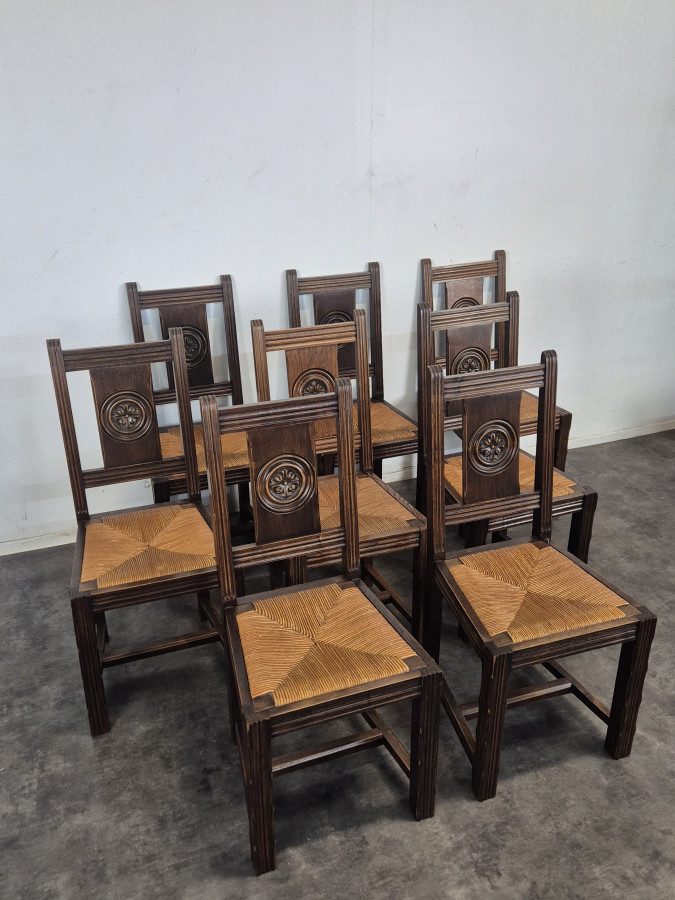 Série de 8 chaises paillées à dossier sculpté d'une rosace