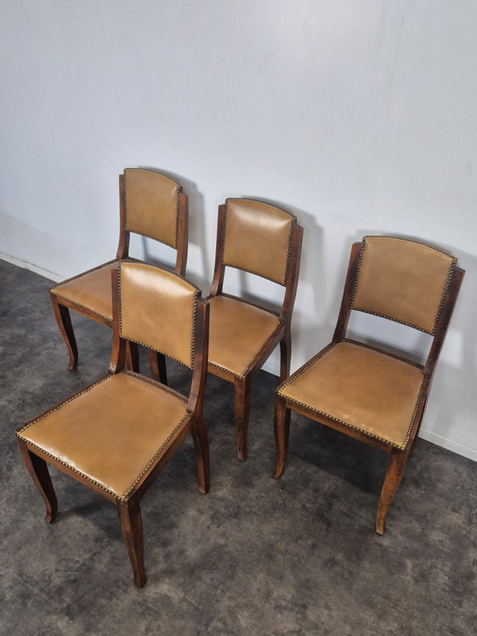 Série de 4 chaises années 40 en chêne et skaï clouté