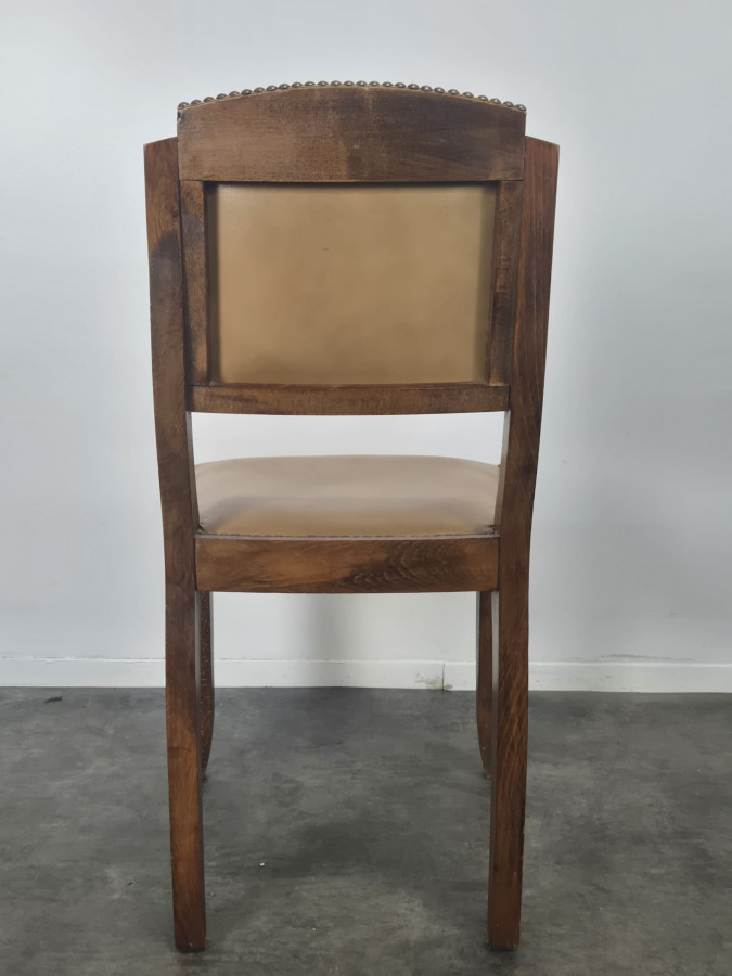 Série de 4 chaises années 40 en chêne et skaï clouté