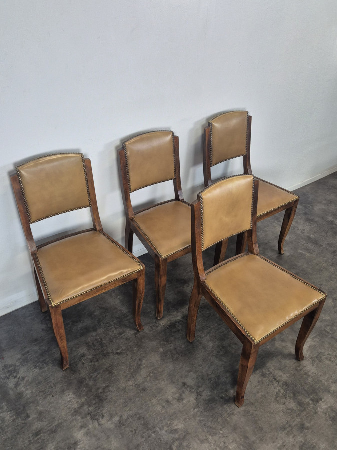 Série de 4 chaises années 40 en chêne et skaï clouté