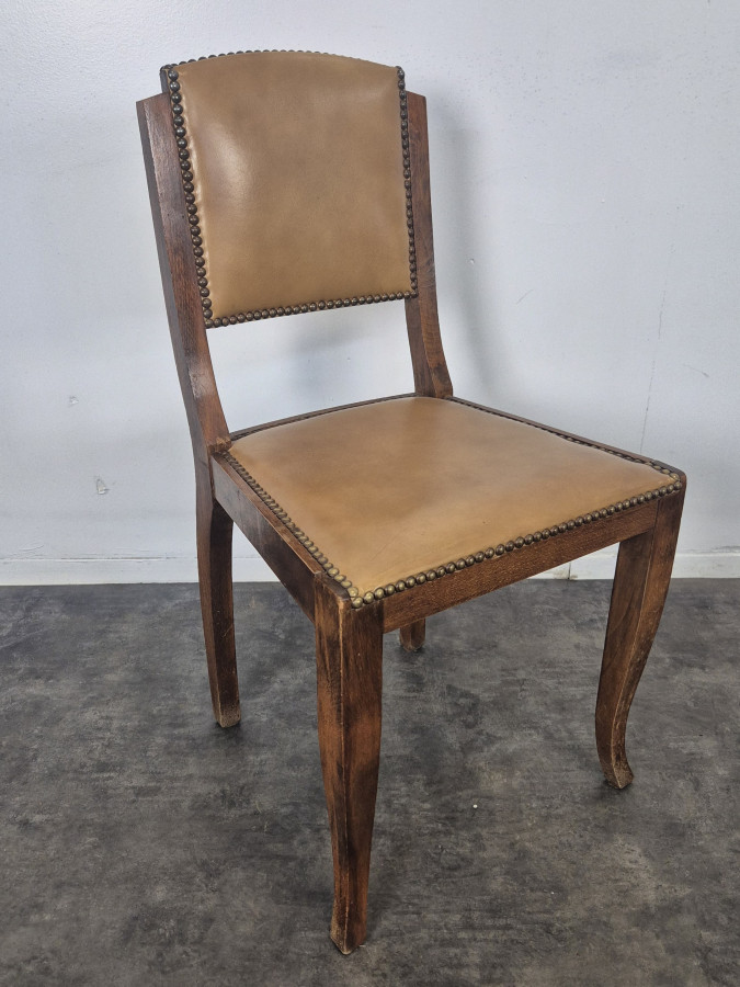 Série de 4 chaises années 40 en chêne et skaï clouté