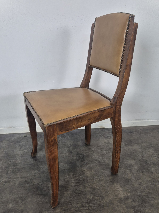 Série de 4 chaises années 40 en chêne et skaï clouté