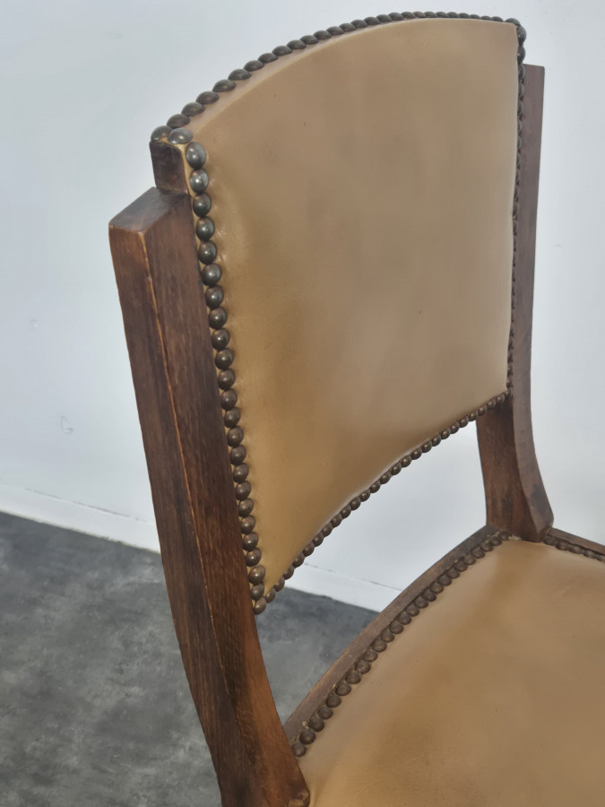 Série de 4 chaises années 40 en chêne et skaï clouté