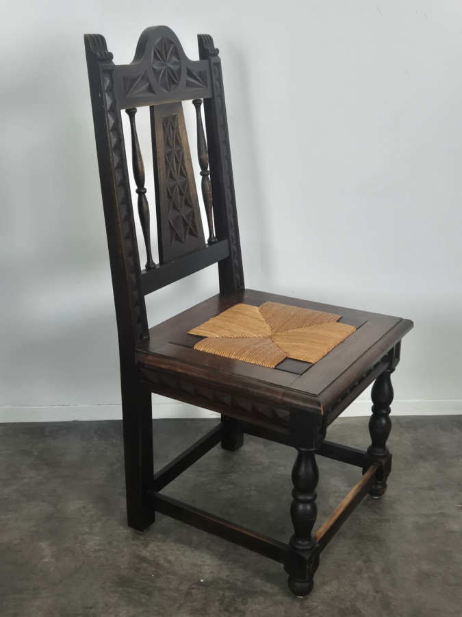 Série de 8 chaises bretonnes sculptées à assise paillée