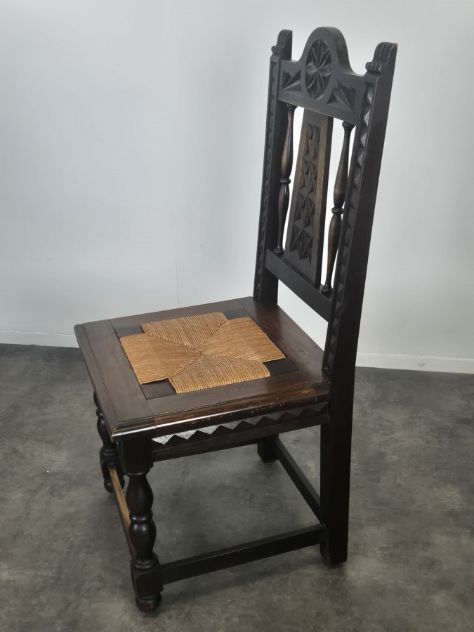 Série de 8 chaises bretonnes sculptées à assise paillée