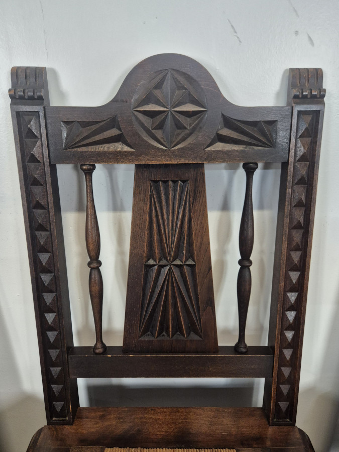 Série de 8 chaises bretonnes sculptées à assise paillée