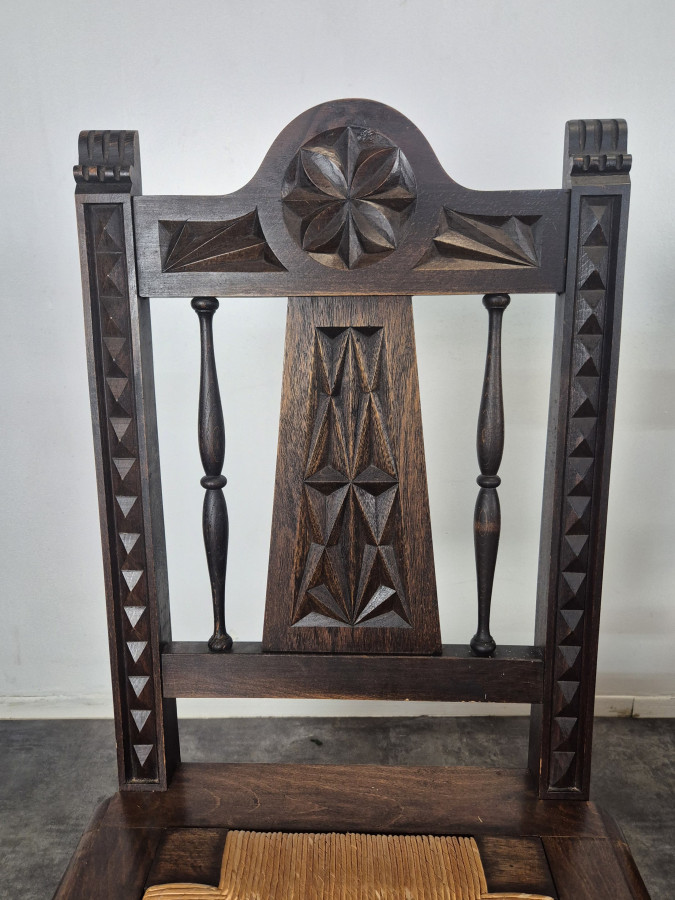 Série de 8 chaises bretonnes sculptées à assise paillée