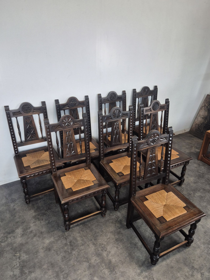 Série de 8 chaises bretonnes sculptées à assise paillée