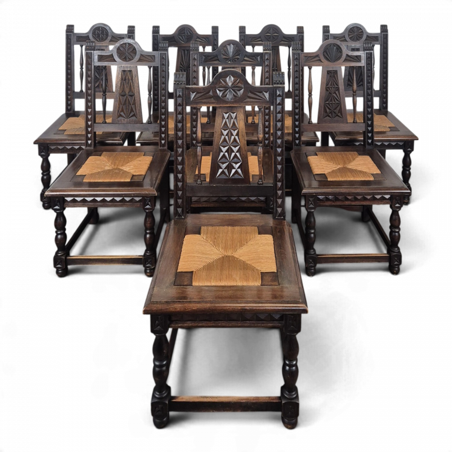 Série de 8 chaises bretonnes sculptées à assise paillée