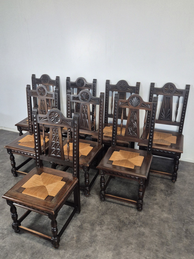 Série de 8 chaises bretonnes sculptées à assise paillée