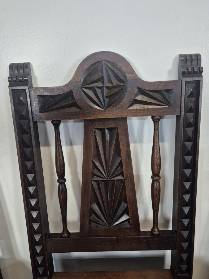 Série de 8 chaises bretonnes sculptées à assise paillée