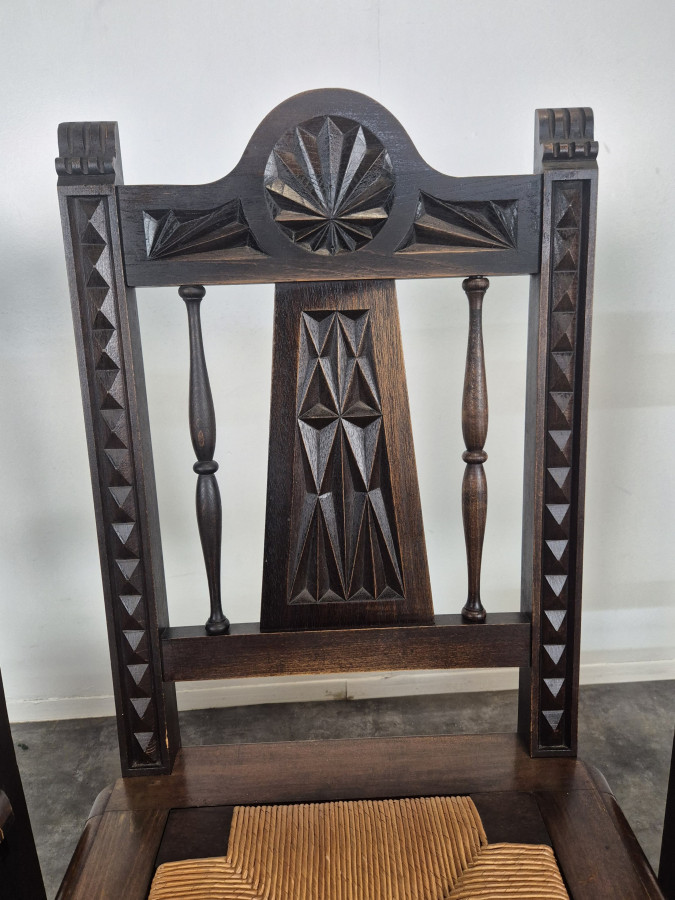 Série de 8 chaises bretonnes sculptées à assise paillée