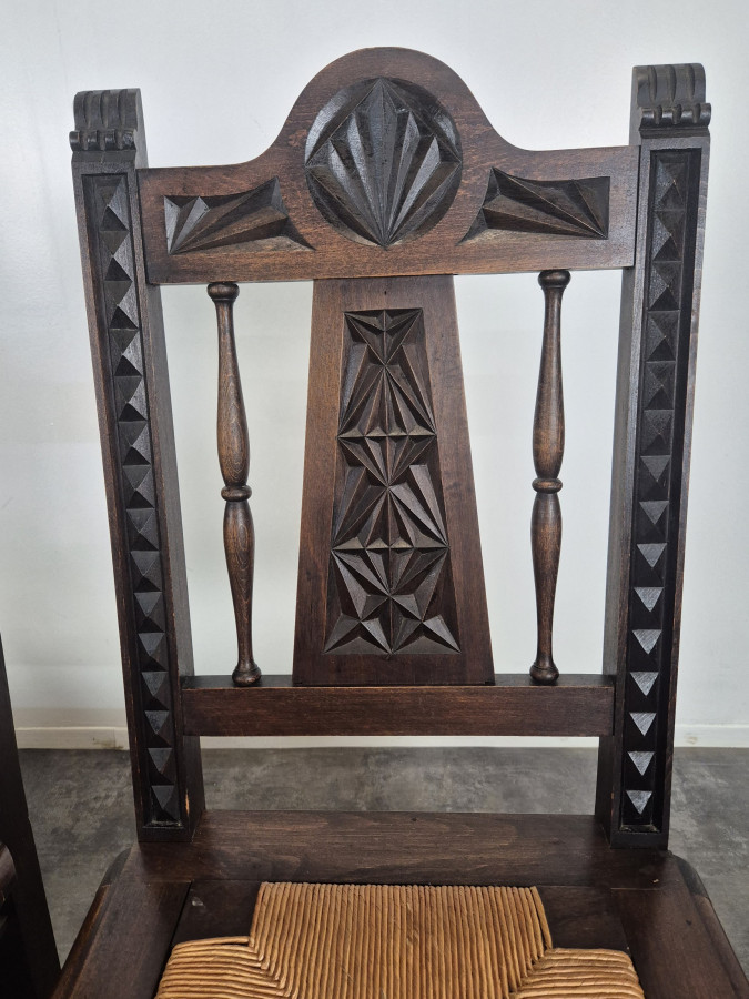 Série de 8 chaises bretonnes sculptées à assise paillée