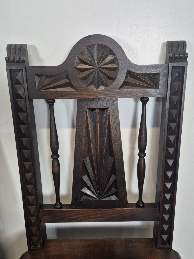 Série de 8 chaises bretonnes sculptées à assise paillée