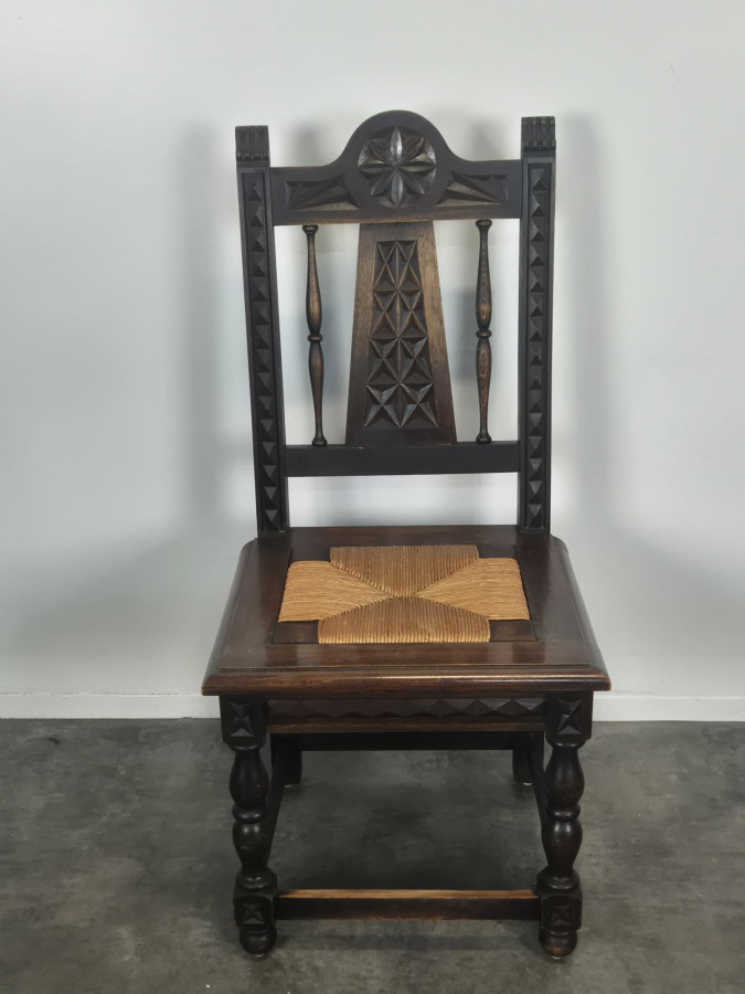 Série de 8 chaises bretonnes sculptées à assise paillée