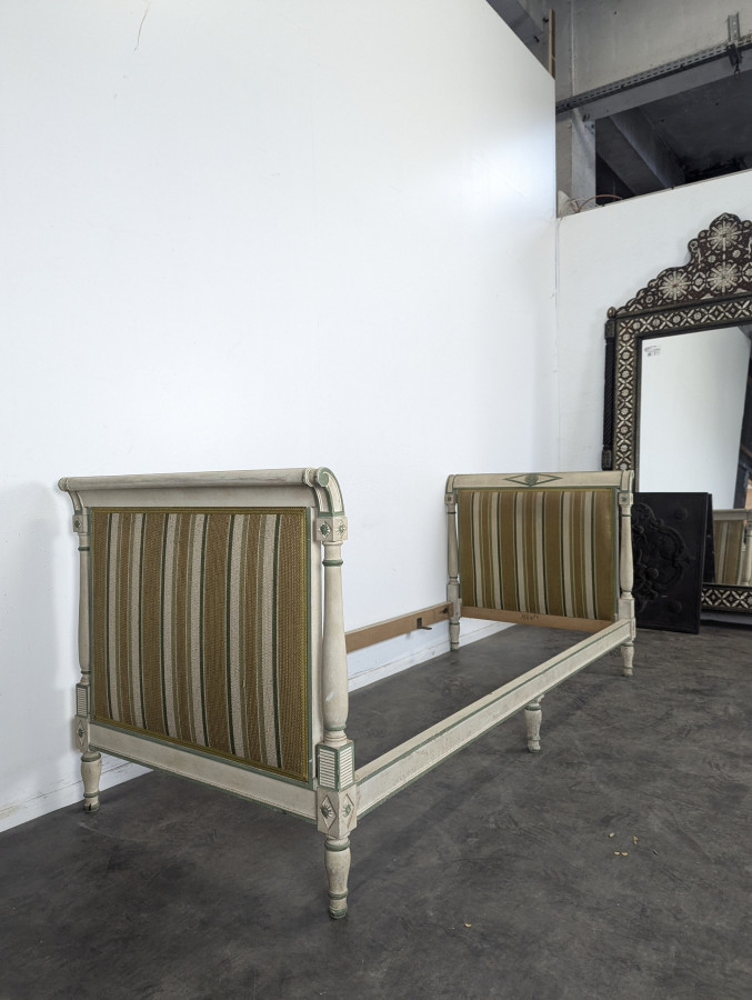 Lit de repos Directoire en bois laqué crème et vert
