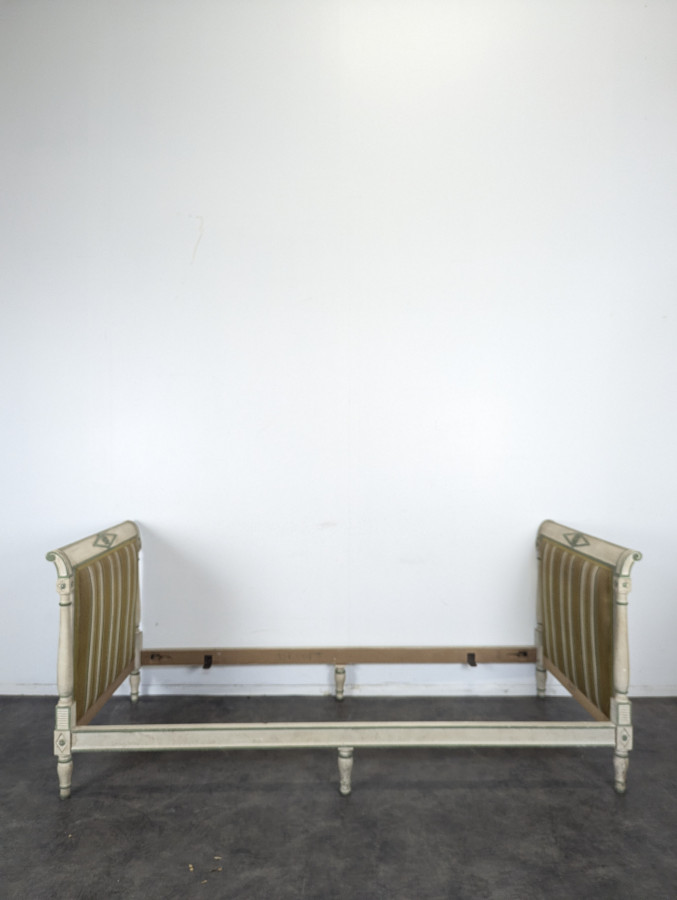 Lit de repos Directoire en bois laqué crème et vert