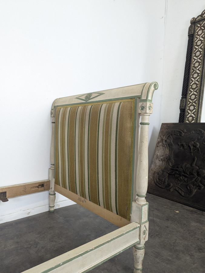 Lit de repos Directoire en bois laqué crème et vert