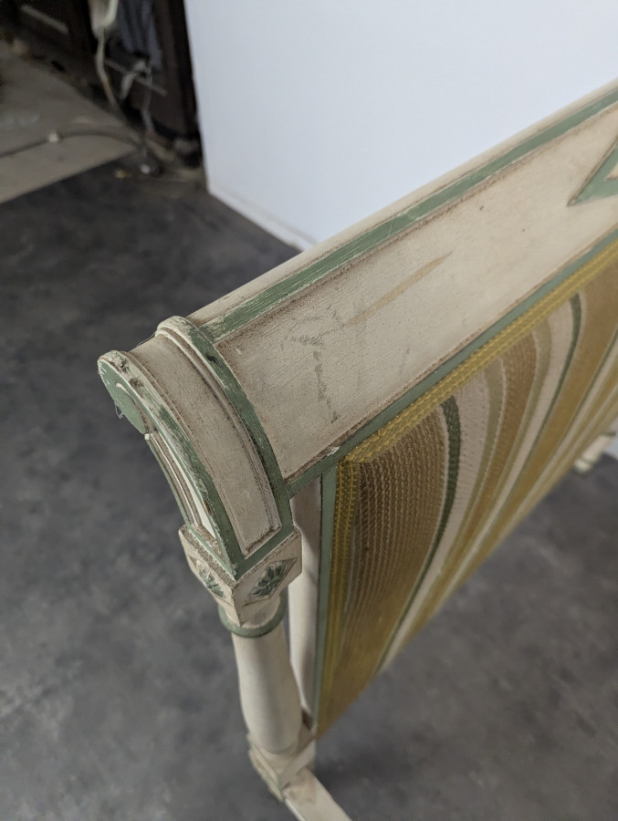 Lit de repos Directoire en bois laqué crème et vert